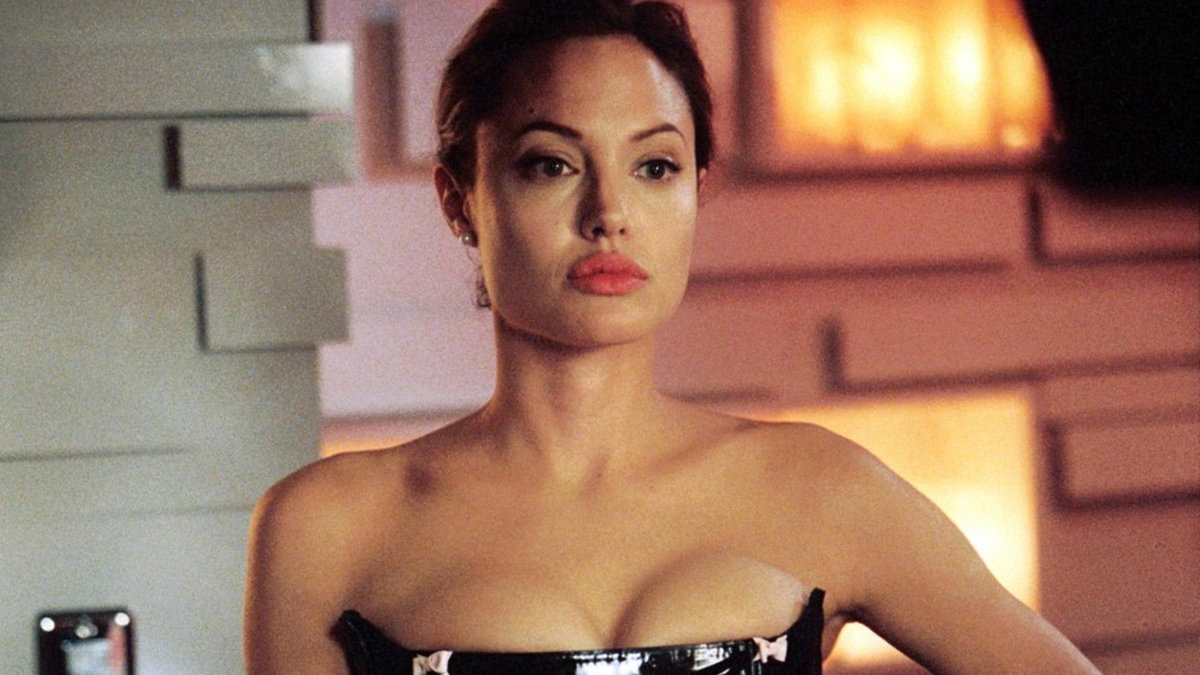 Enligt Angelina Jolies ex-man Billy Bob Thornton så är Angelina tråkig i sängen. Men hon och Brad ska ständigt ha sex bakifrån i ett vattenfall (!).
