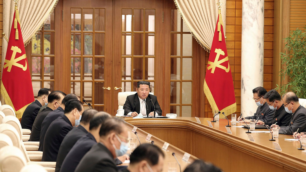 Nordkoreas ledare Kim Jong-Un under ett möte med det styrande kommunistpartiets centralkommitté i torsdags. Bild tillhandahållen av Nordkoreas kommunistparti.