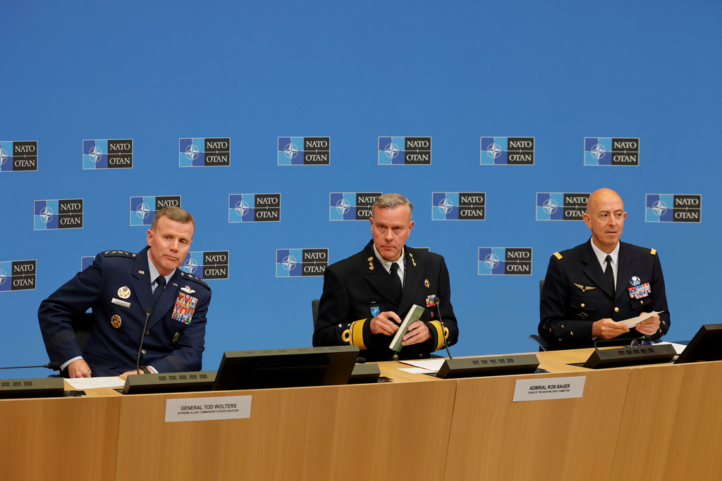 Militäralliansen Natos högsta militära chefer: överbefälhavaren i Europa Tod Wolters (till vänster), militärkommitténs ordförande Rob Bauer (mitten) och utbildnings- och innovationsbefälhavaren Philippe Lavigne (till höger) pratar om Sveriges och Finlands ansökningar på en presskonferens i Bryssel.