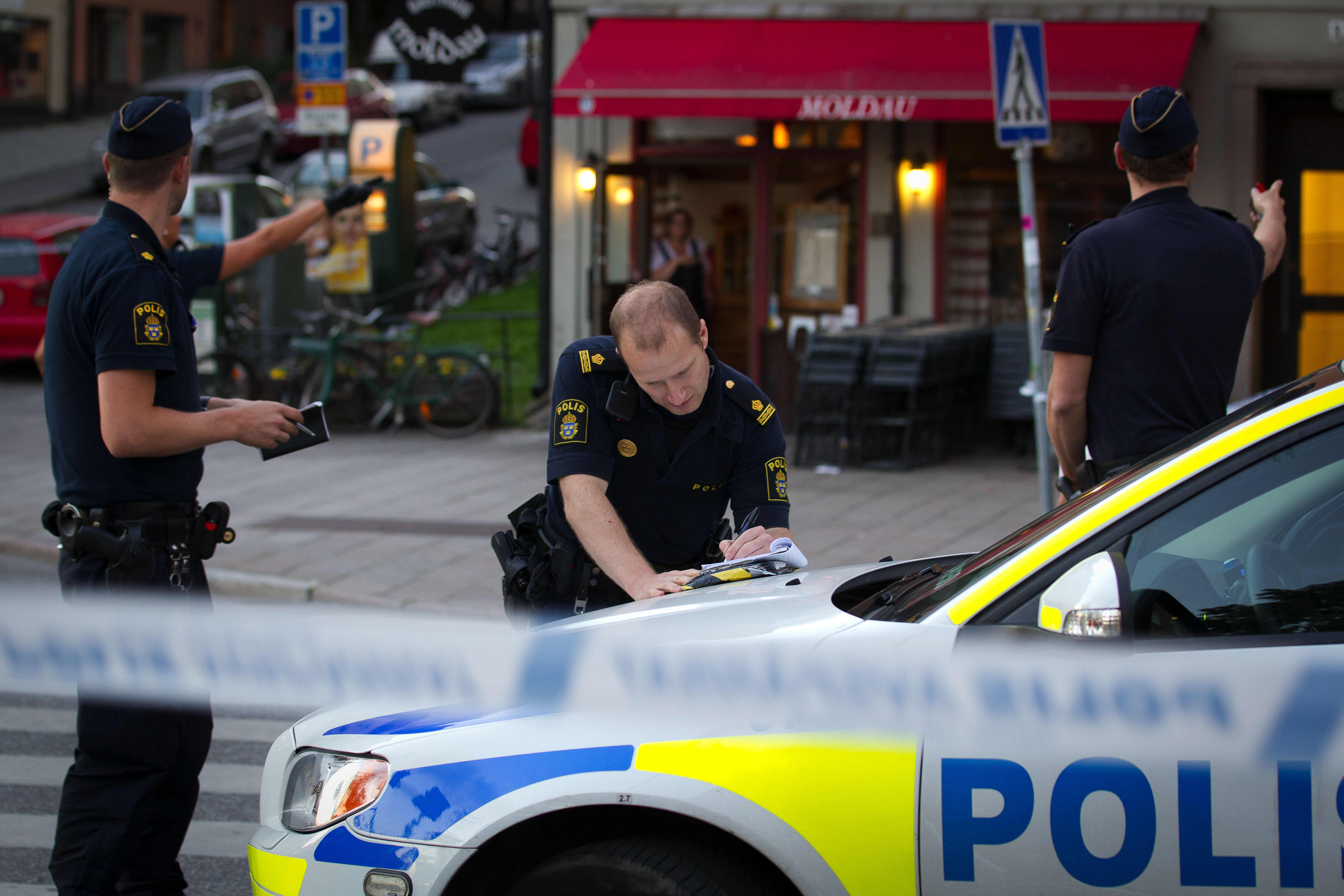 På restaurang Mbargo vid Hornstull i Stockholm sköts en man ner på tisdagskvällen.