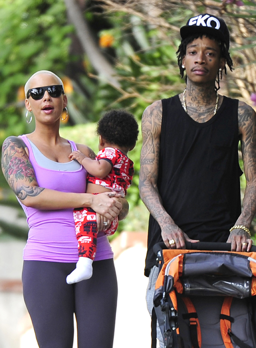 Wiz Khalifa på långpromenad med Amber Rose och parets son Sebastian. Wiz Khalifa på långpromenad med Amber Rose och parets son Sebastian.