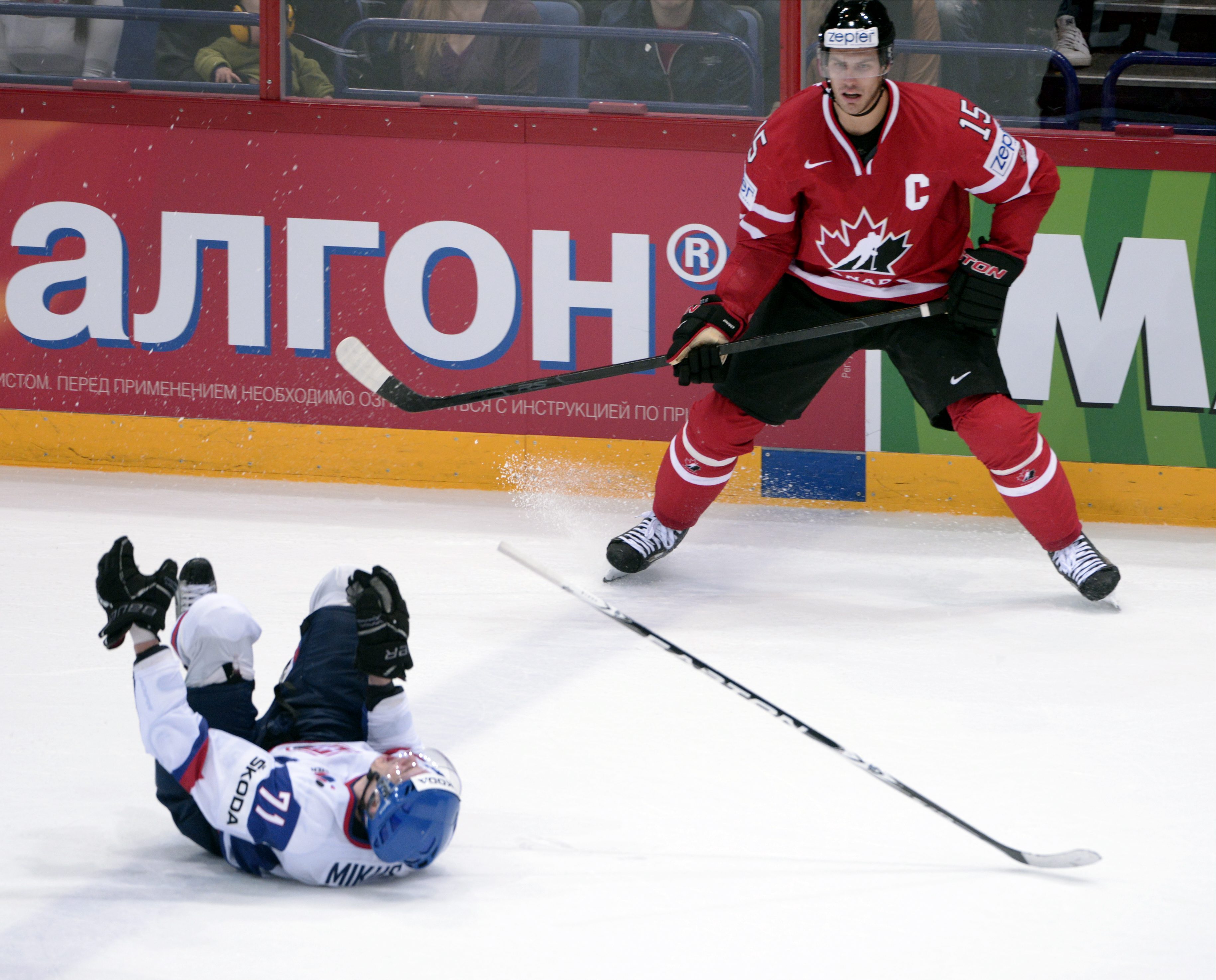 Slovakien inledde med förlust mot Kanada med 3–2.