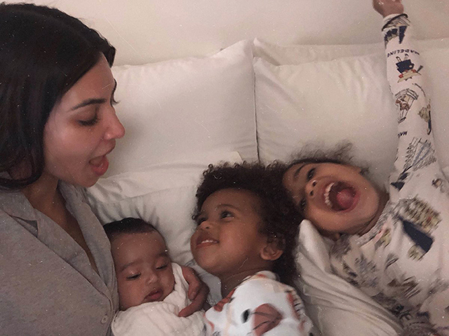Kim Kardashian med sina barn Kim Kardashian med sina barn