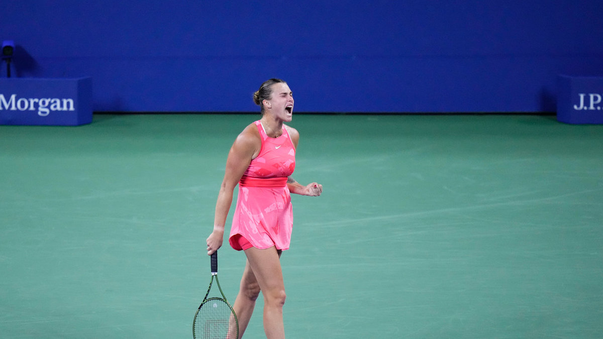Belarusiska Aryna Sabalenka knyter näven i matchen mot belgiska Maryna Zanevska.