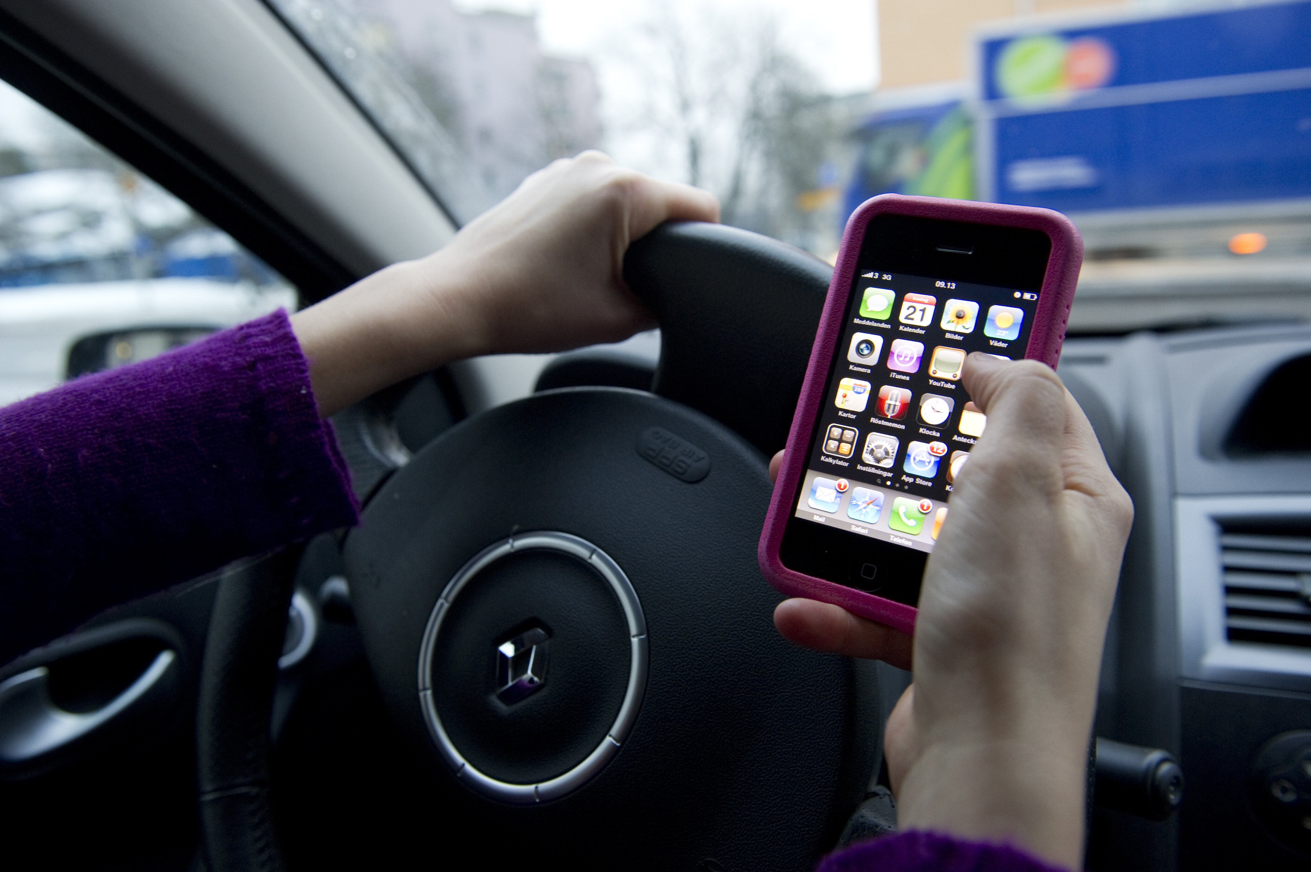 Nästan hälften av svenskarna sms:ar när de kör bil.