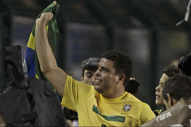 Med den brasilianska flaggan tackade Ronaldo fansen.