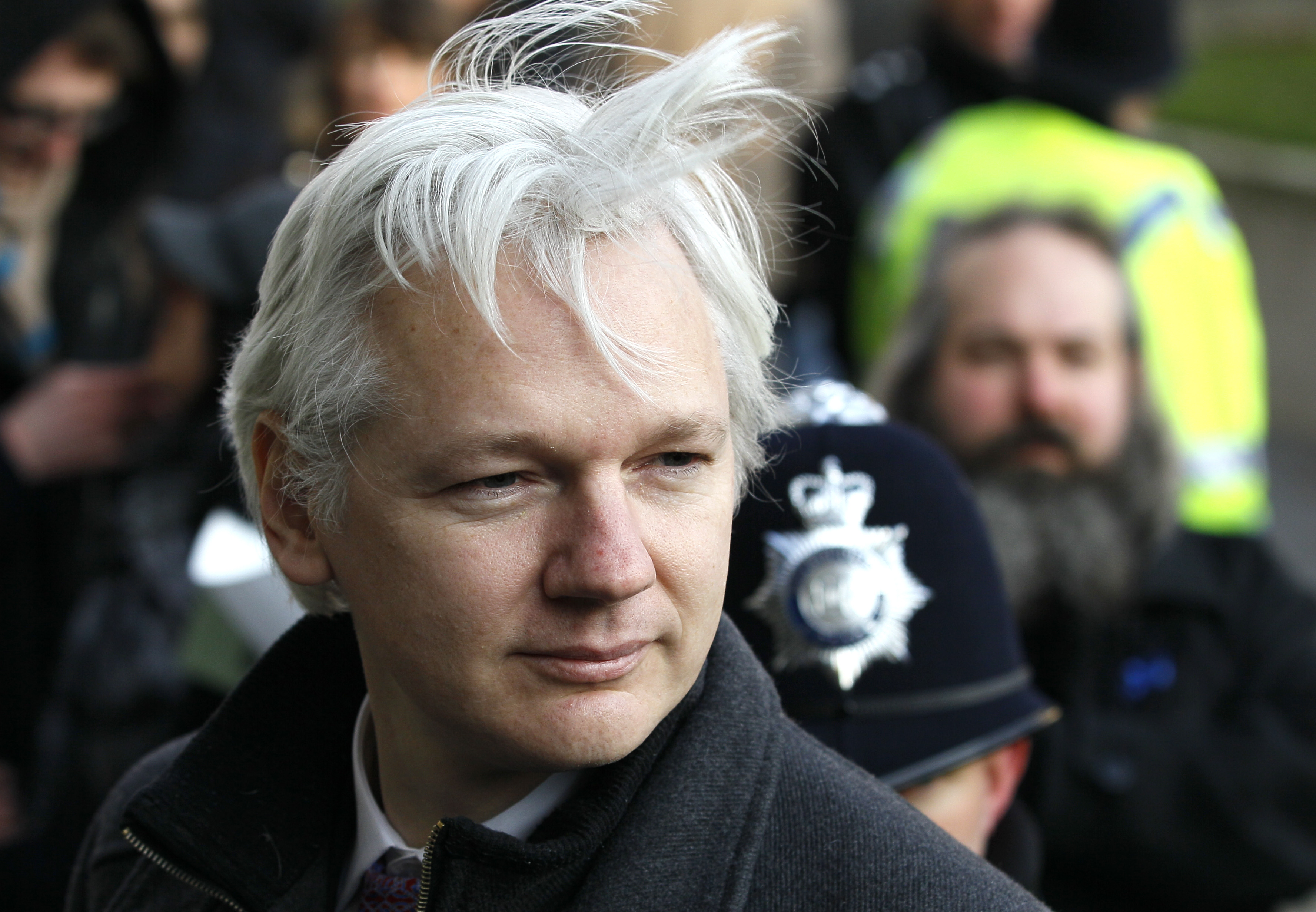 Efter att Assange brytit mot sin husarrest genom att bege sig till ambassaden kan åtal väckas mot honom.