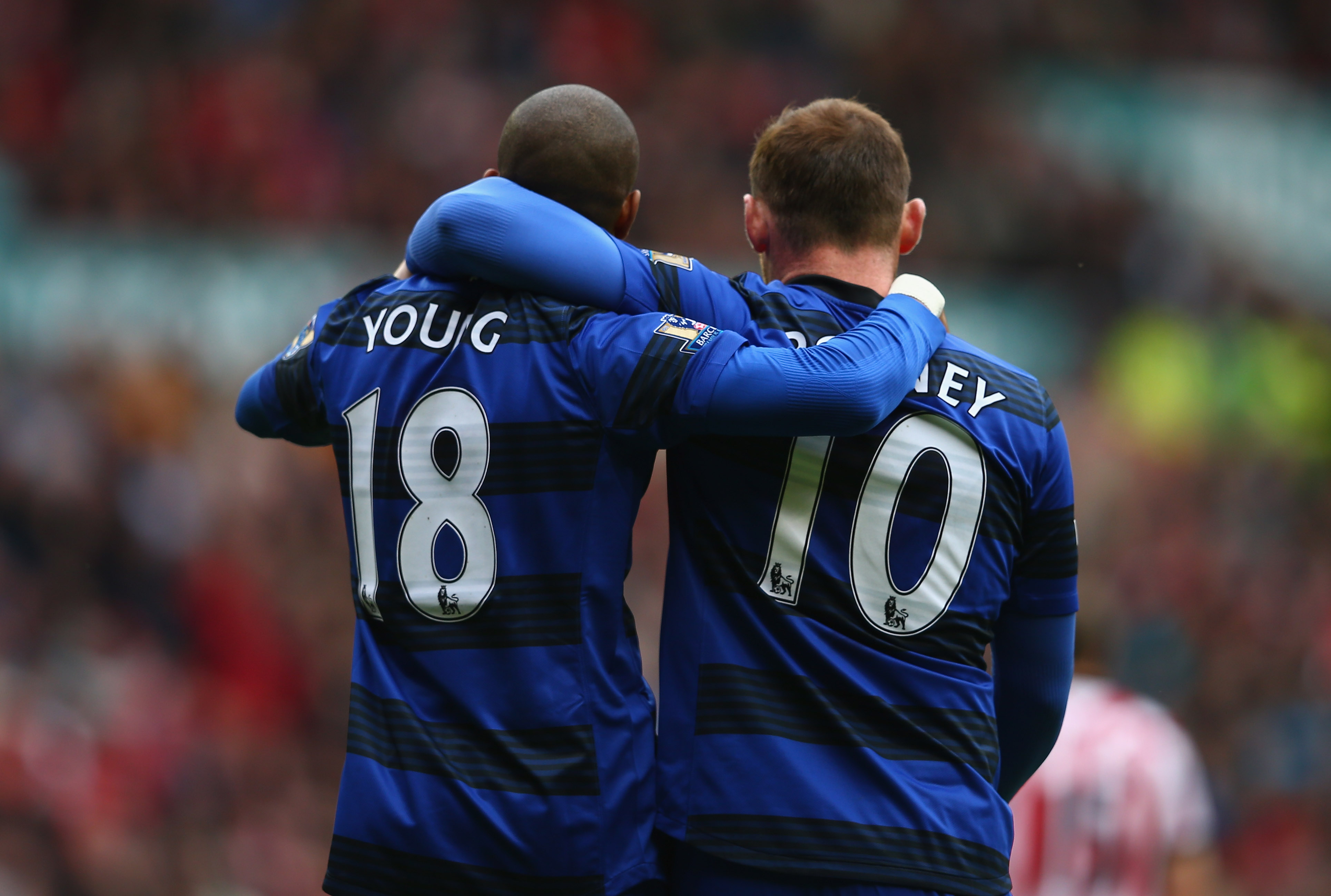 Ashley Young och Rooney efter målet.