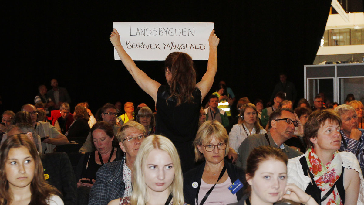 Under landsbygdsriksdagen vänder en kvinna i publiken ryggen åt Jimmie Åkesson.