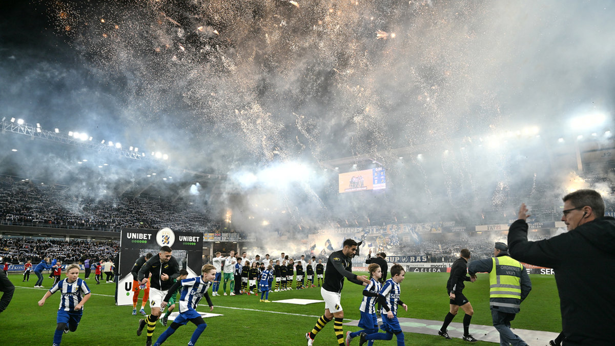 Spelare och ungdomar fick fly från innerplan när över 500 fyrverkeriraketer avfyrades innan avspark när IFK Göteborg mötte AIK på Gamla Ullevi i november 2023. Arkivbild.