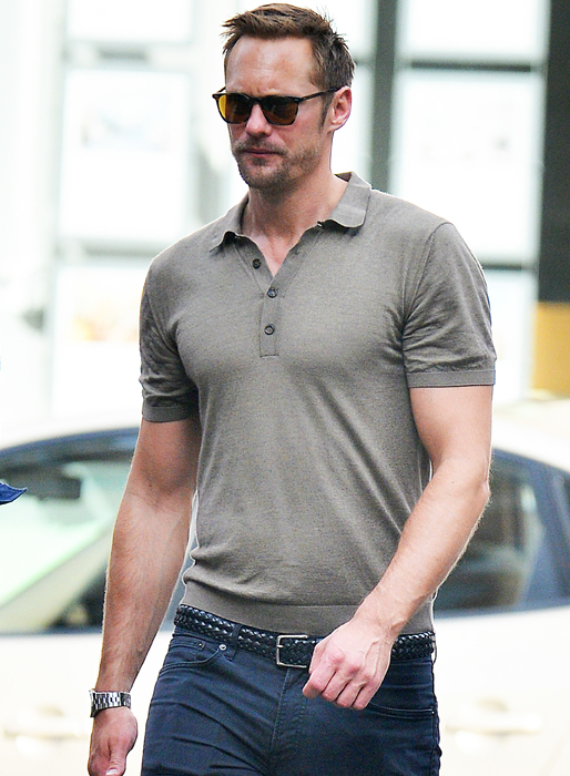 Alexander Skarsgård är ute och går i New York. Alexander Skarsgård är ute och går i New York.
