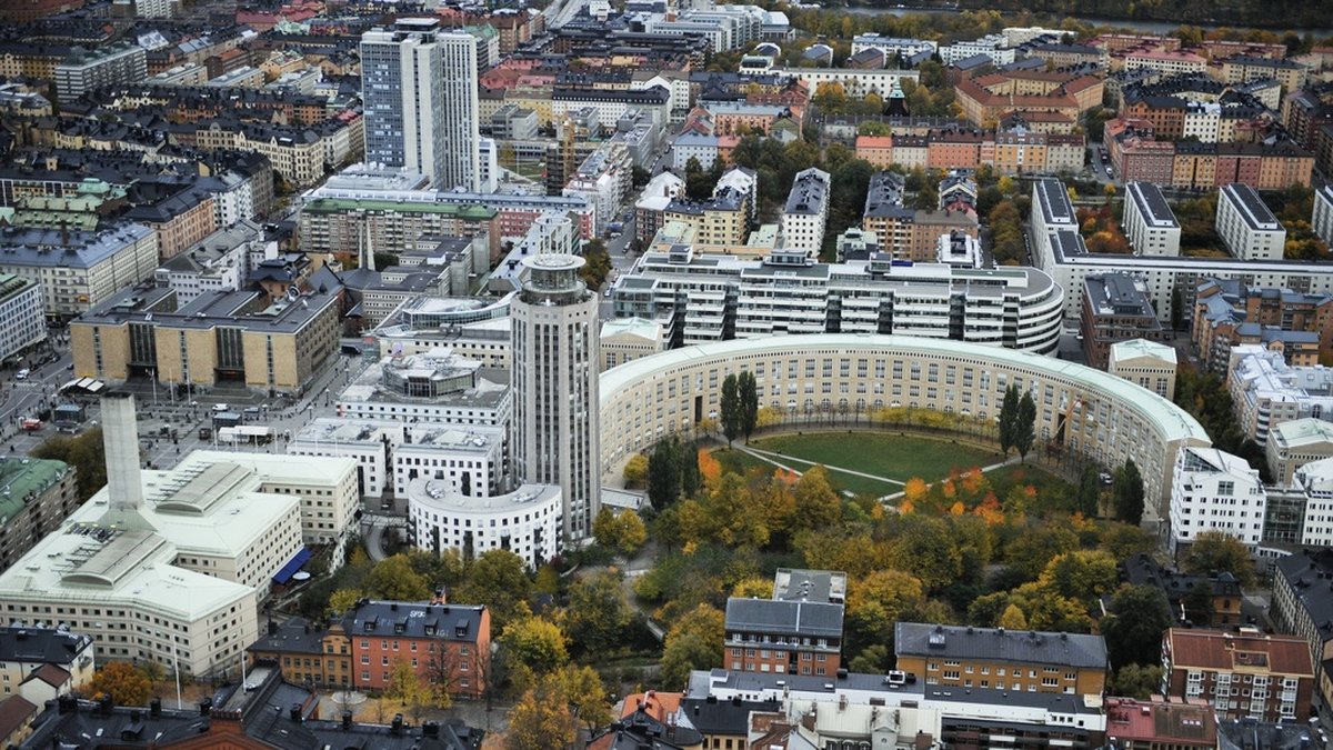 Fatbursparken med den bågliknande byggnaden Bofills båge i Stockholm. Arkivbild.