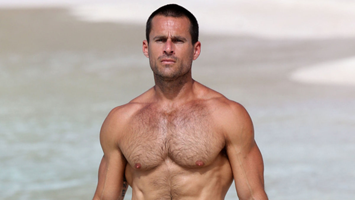 Den franska skådisen och modellen Julien Greaux chillar på stranden i St Barts.