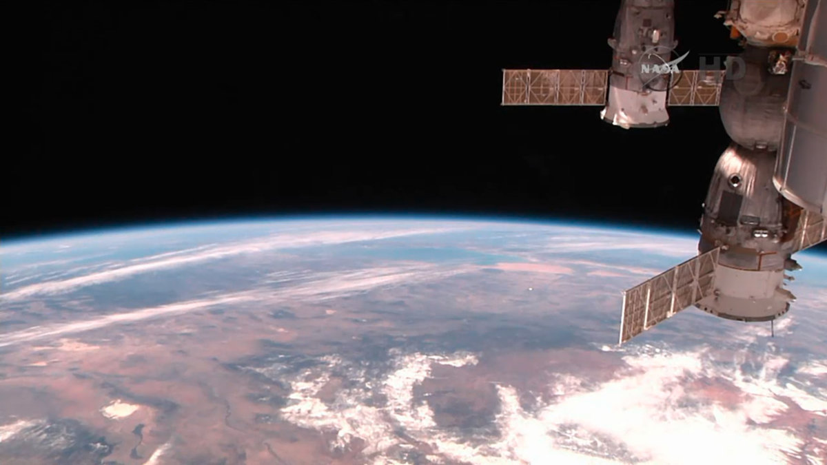 Internationella rymdstationen med Jorden i bakgrunden.