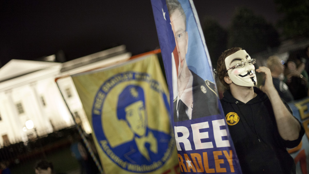 Anons tog snabbt till sig Guy Fawkes-masken, känd från V för Vendetta. Här använder en aktivist den vid en protest till stöd för Bradley Manning.