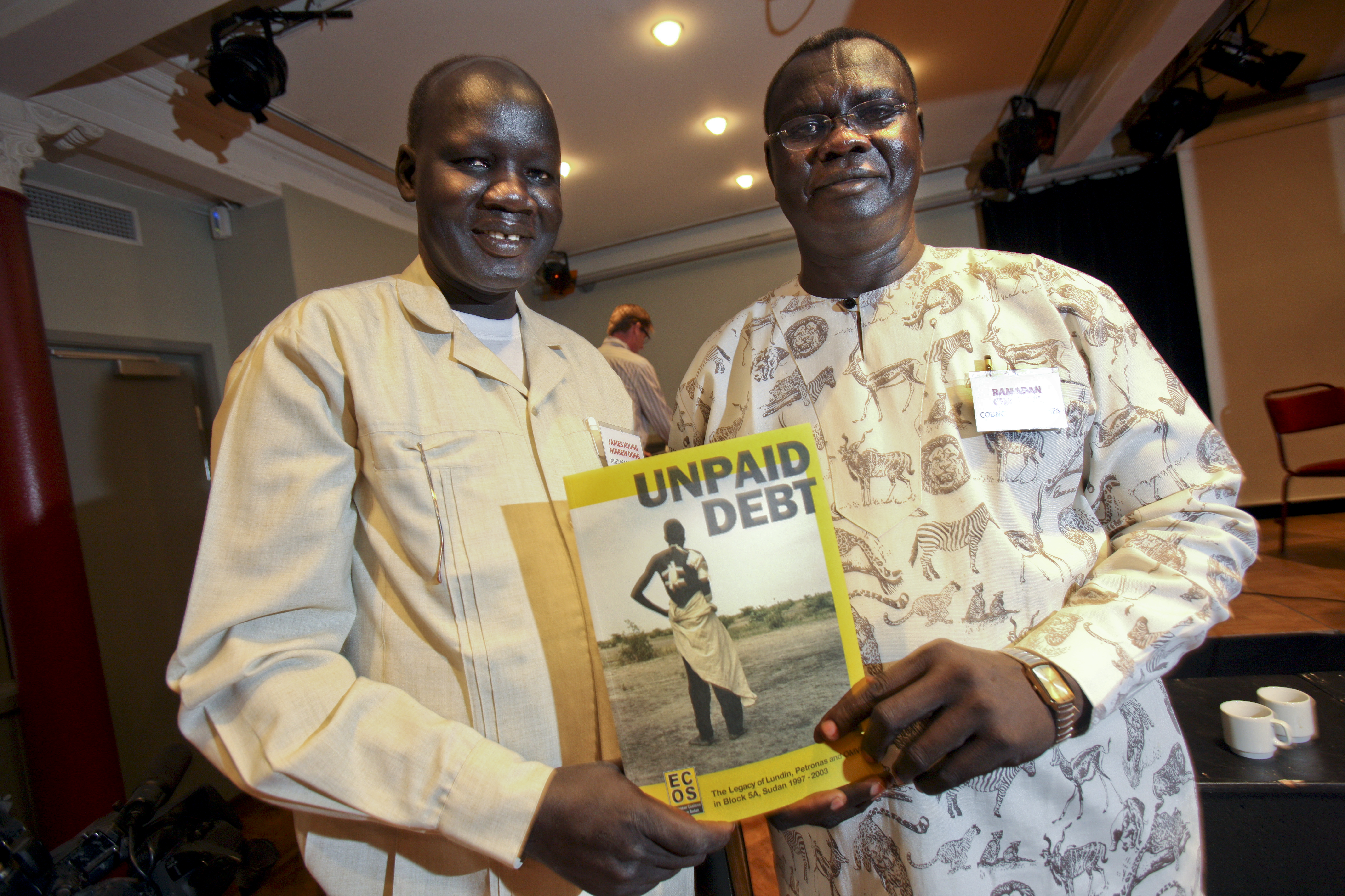 James Koung Ninrew och Ramadan Chan med dokumenten som ska bevisa Lundin Petroleums tvivelaktiga metoder i Sydsudan.
