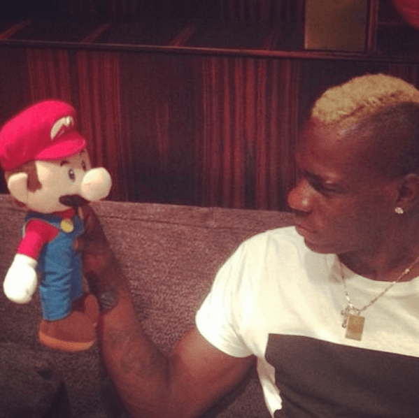 Mario Balotelli! Ni kan ha samma frisyrer, ni har typ samma humor, du får uppleva världen (han byter klubb ofta) och han älskar att ha kul. Med Balotelli som farsa får du inte en lugn stund. Mario Balotelli! Ni kan ha samma frisyrer, ni har typ samma humor, du får uppleva världen (han byter klubb ofta) och han älskar att ha kul. Med Balotelli som farsa får du inte en lugn stund.