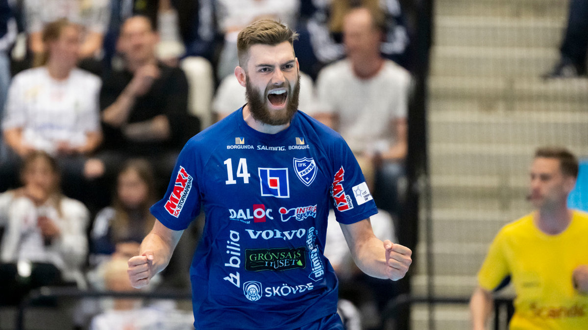 IFK SKövdes Jack Thurin trodde att han hade avgjort fredagens fjärde SM-final i handboll. Men hans mål i slutsekunderna av ordinarie tid dömdes bort, och i stället vann Ystads IF och knep därmed SM-titeln.