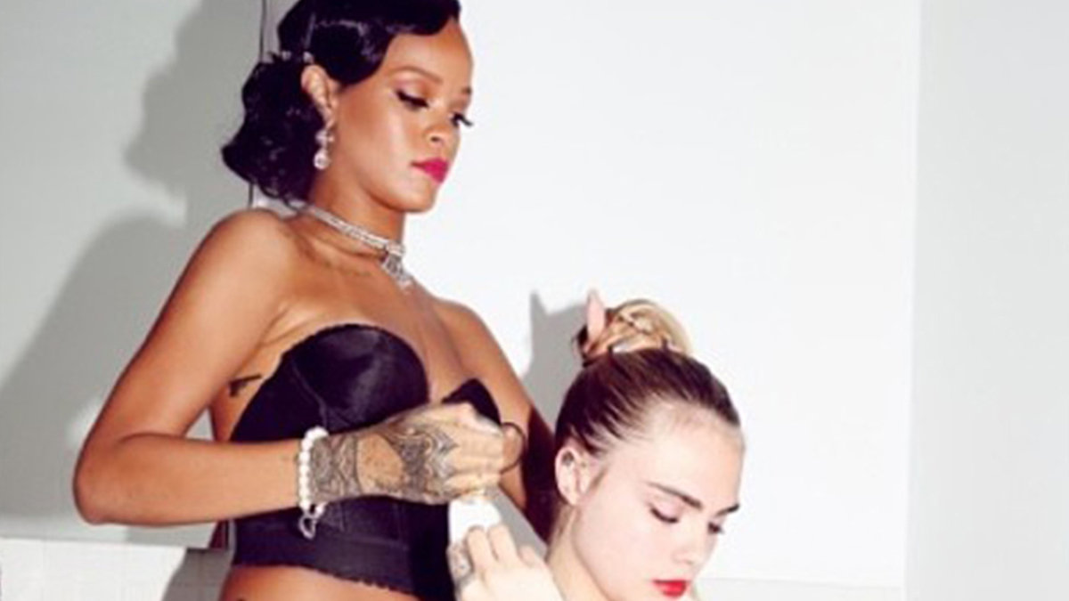 Bästa väninnan Rihanna fixar modellens hår på en nyårsfest. 