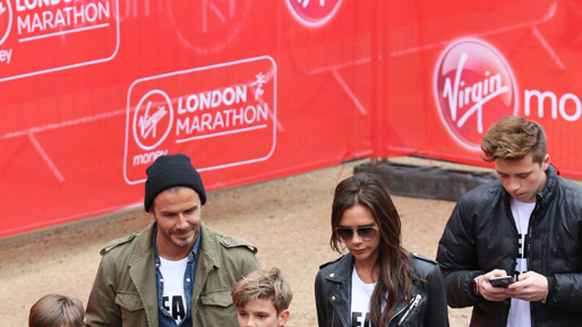 David och Victoria Beckham med sina söner Romeo, Cruz och Brooklyn efter att Romeo sprang barn-marathon i London. 