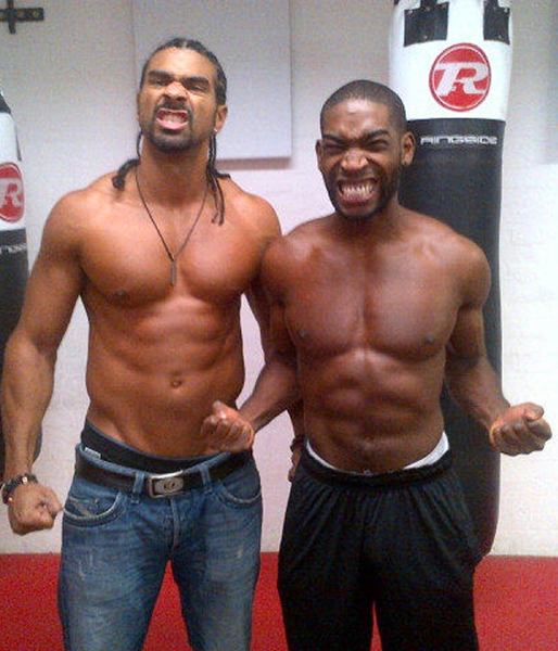 David Haye visar musklerna. David Haye visar musklerna.