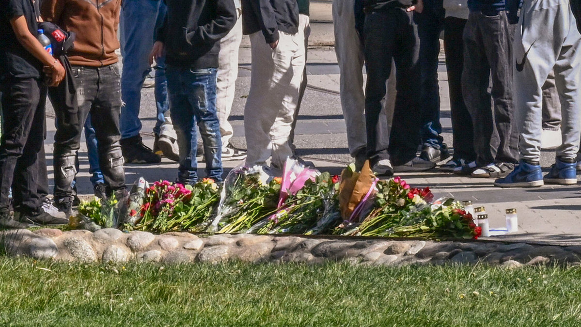 Många människor samlades på lördagen för att lämna blommor och sörja i Lumaparken i Stockholm, där en pojke i 15-årsåldern höggs ihjäl kvällen innan.