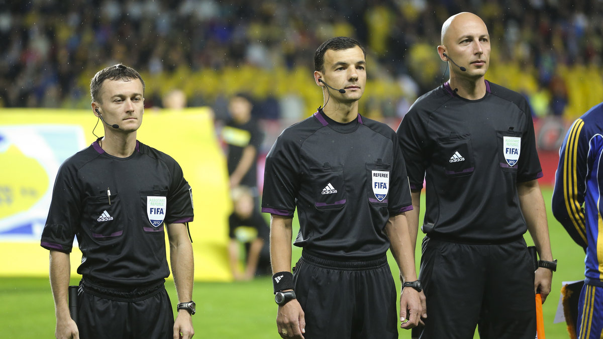 Domaren Sergeii Boikko (mitten) fick kritik av Sveriges lagkapten Zlatan Ibrahimovic efter matchen.