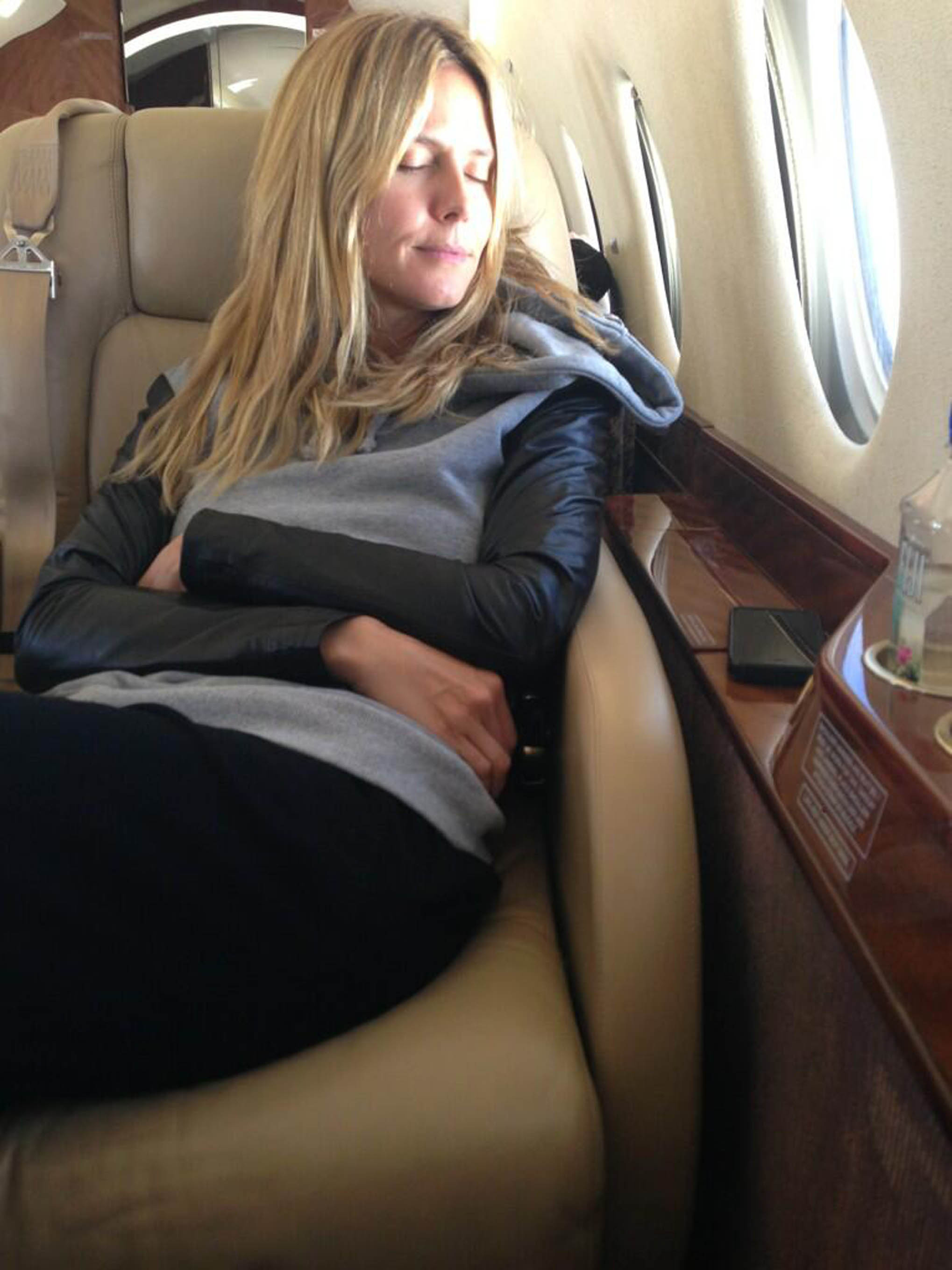 Heidi Klum unnar sig en tupplur under en flygresa. Heidi Klum unnar sig en tupplur under en flygresa.