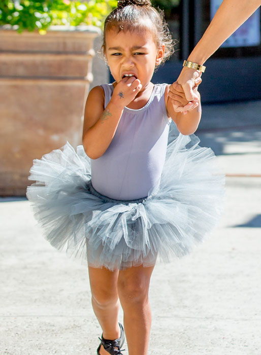 Lilla North West fick sällskap till baletten av Kourtney Kardashian. Lilla North West fick sällskap till baletten av Kourtney Kardashian.