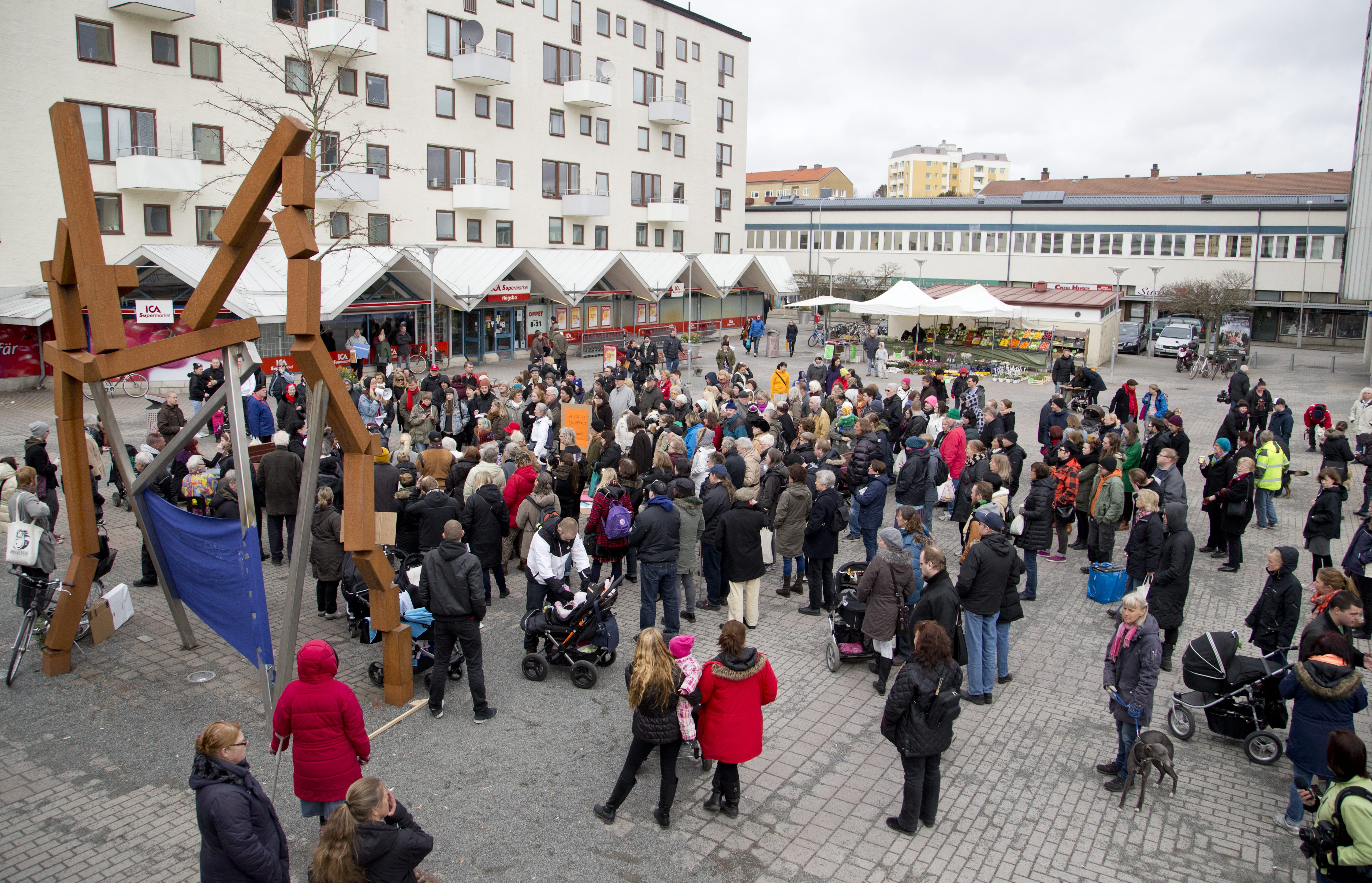 Hundratals människor samlades i Högsbo under manifestationen tidigare i år.