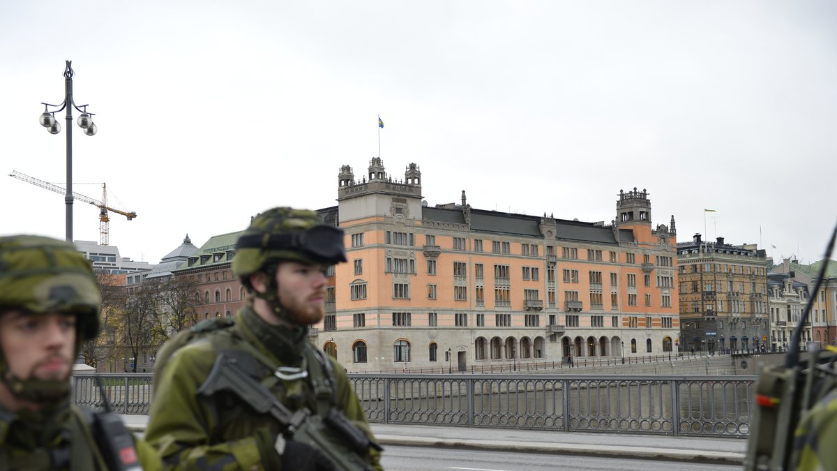 Soldater på Vasabron framför Rosenbad.