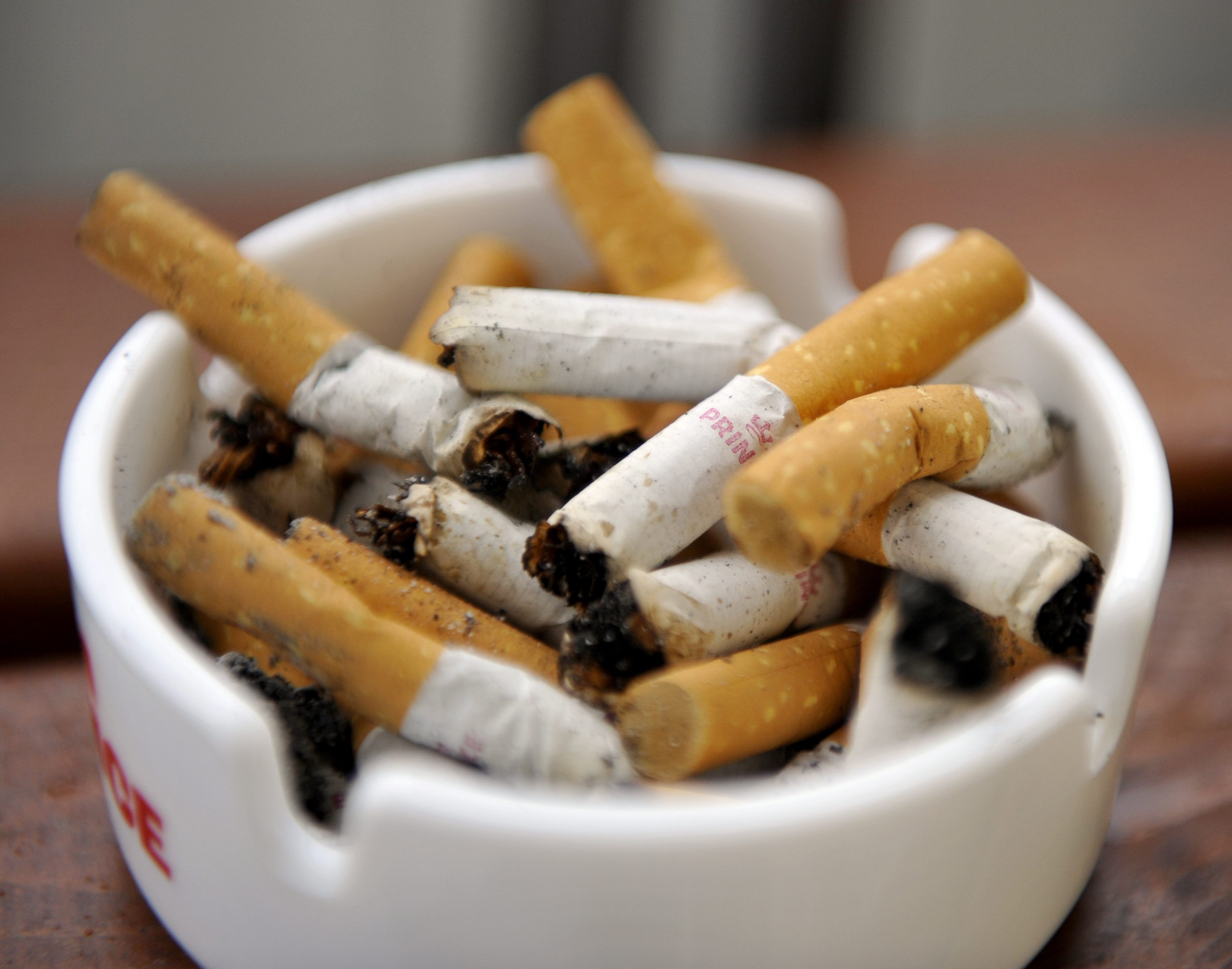 Forskarna tror att den genomsnittliga rökaren förkortar livet med ungefär 4 år. Motsvarande siffra för regelbundna tevetittare är 4,8 år.