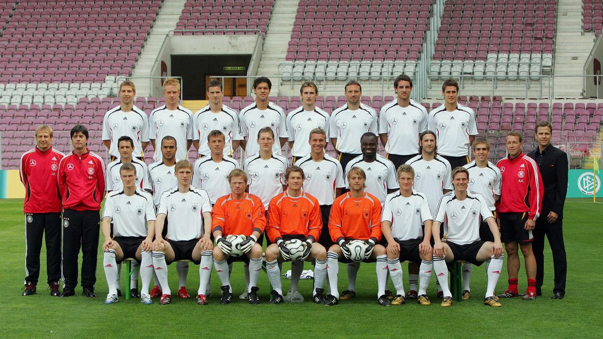 Jens Lehmann och Thomas Hitzlsperger på en lagbild för tyska landslaget.