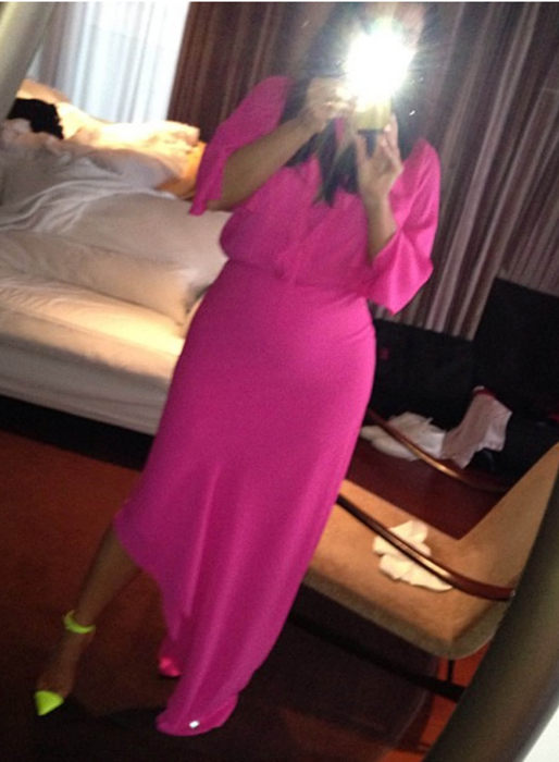Kim Kardashian i neonstark outfit. Kim Kardashian i neonstark outfit.