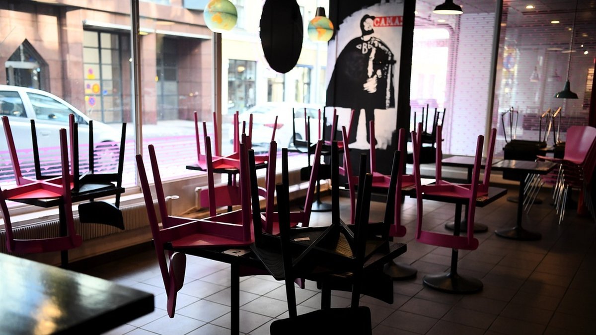 En stängd restaurang i Helsingfors i fjol. Från och med tisdag får restauranger ha öppet till klockan 21.