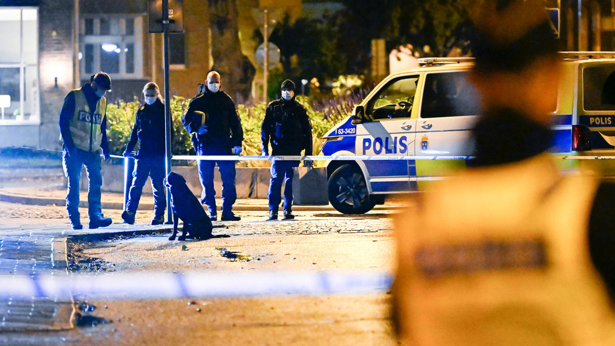 Polis på den misstänkta brottsplatsen sedan en man blivit skottskadad i Landskrona.