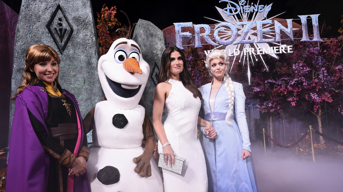 Idina Menzel (tredje från vänster) poserar med figurerna Anna, Olof och Elsa vid världspremiären för 'Frost 2' 2019. Arkivbild.