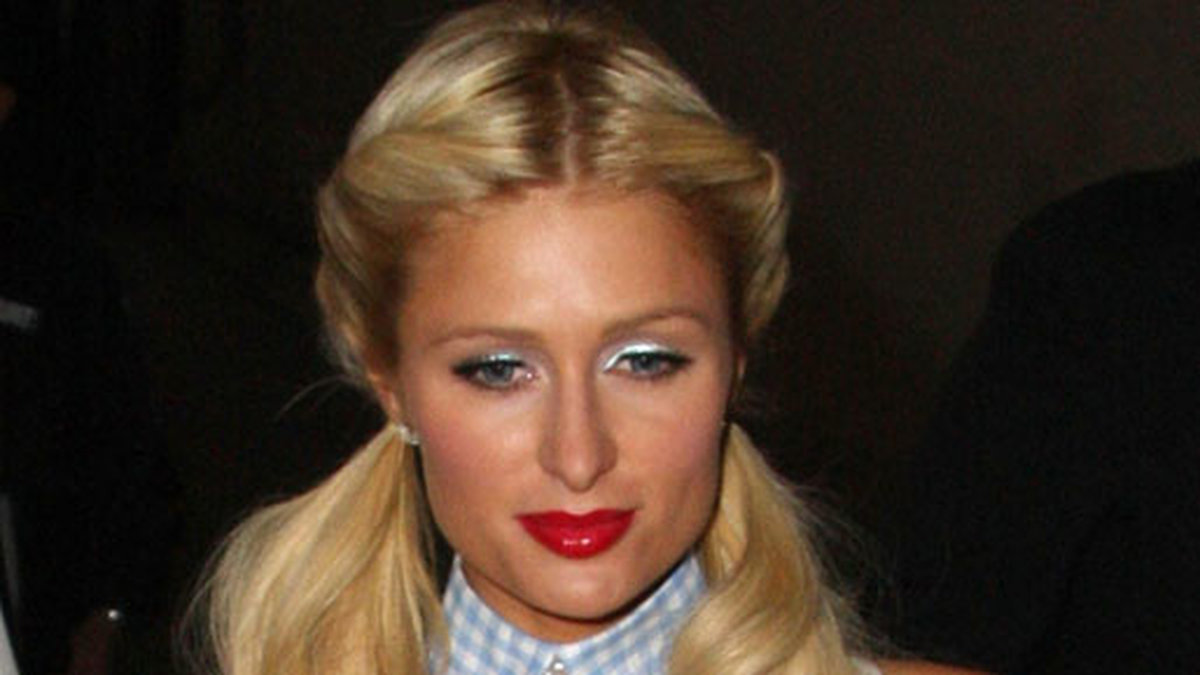 I juni 2009 hånglar med Paris Hilton på en utekväll.