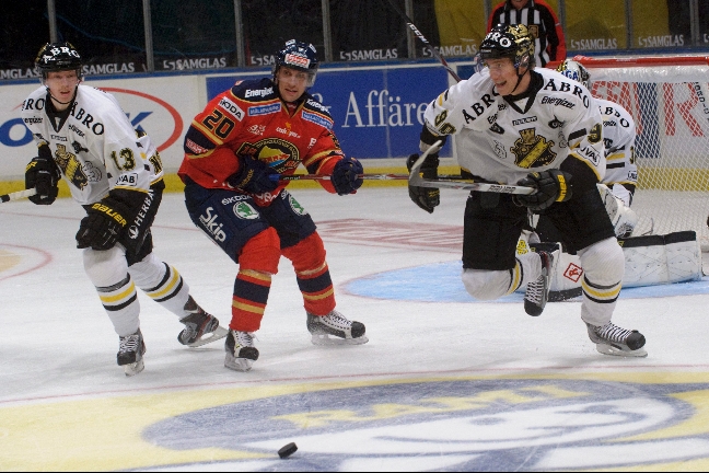 En hårt kamp om pucken utkämpades på isen. En hårt kamp om pucken utkämpades på isen.