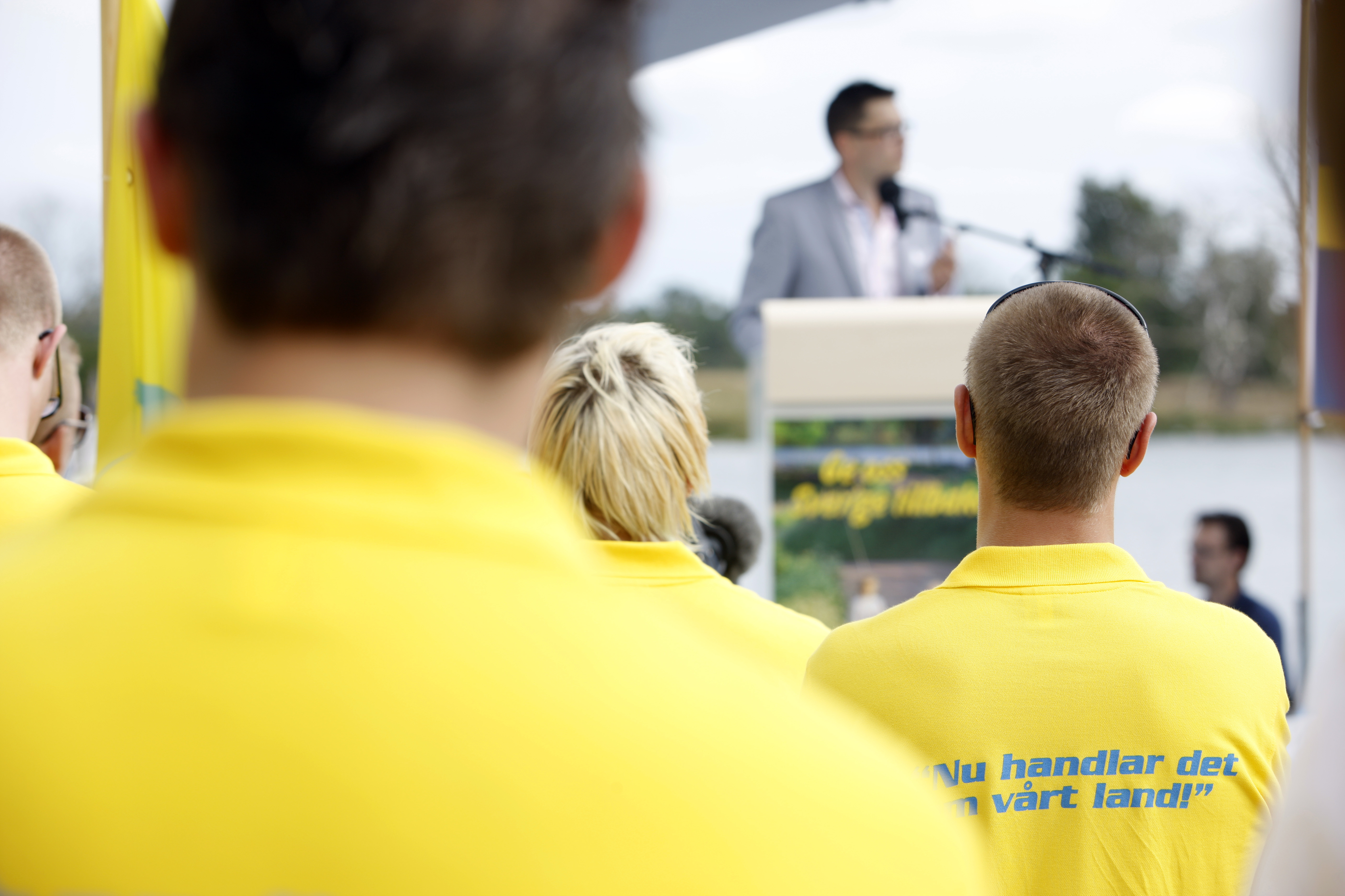 "Nu handlar det om vårt land." Så lyder trycket på åhörarnas gula tröjor när Jimmie Åkesson håller tal.