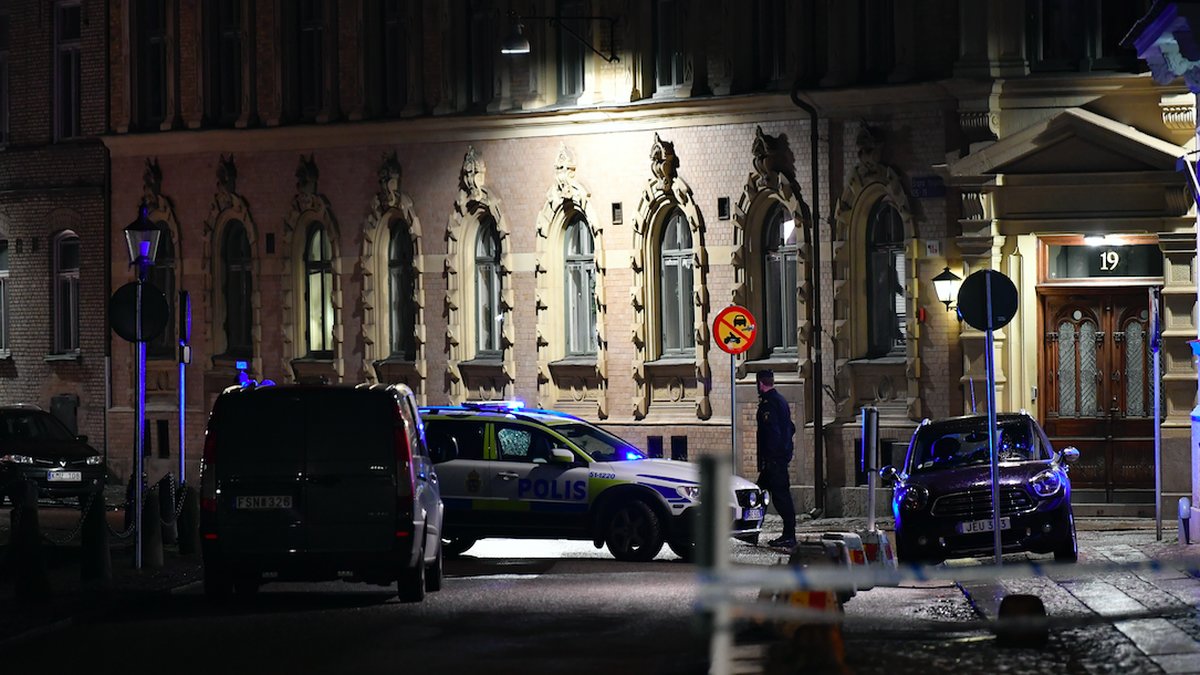 Polisbilar utanför synagogan i Göteborg.