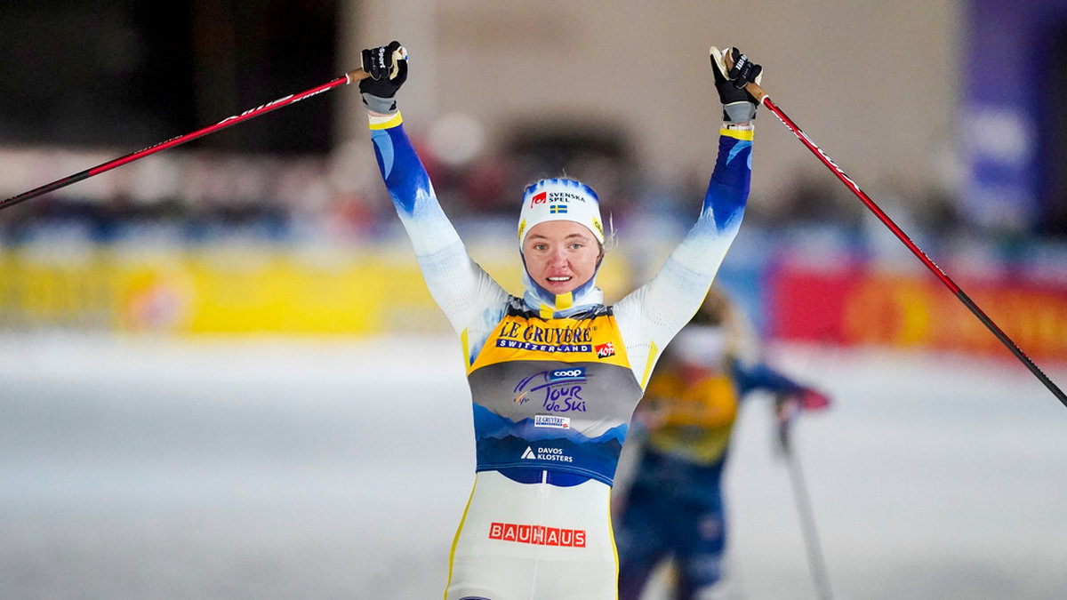 Linn Svahn vann onsdagens fristilssprint i Davos i överlägsen stil.