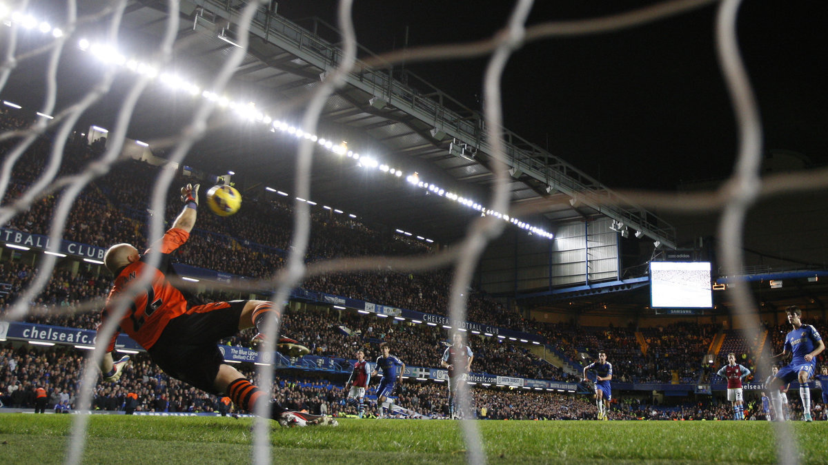 Chelseas Lucas Piazon missar en straff i mötet mot Aston Villa.