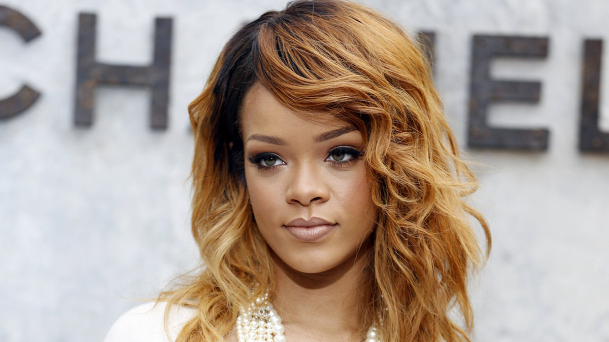 Rihanna använder sin egen parfym Reb'l Fleur By Rihanna. Andra favoriter är Rush från Gucci och Chance från Chanel.