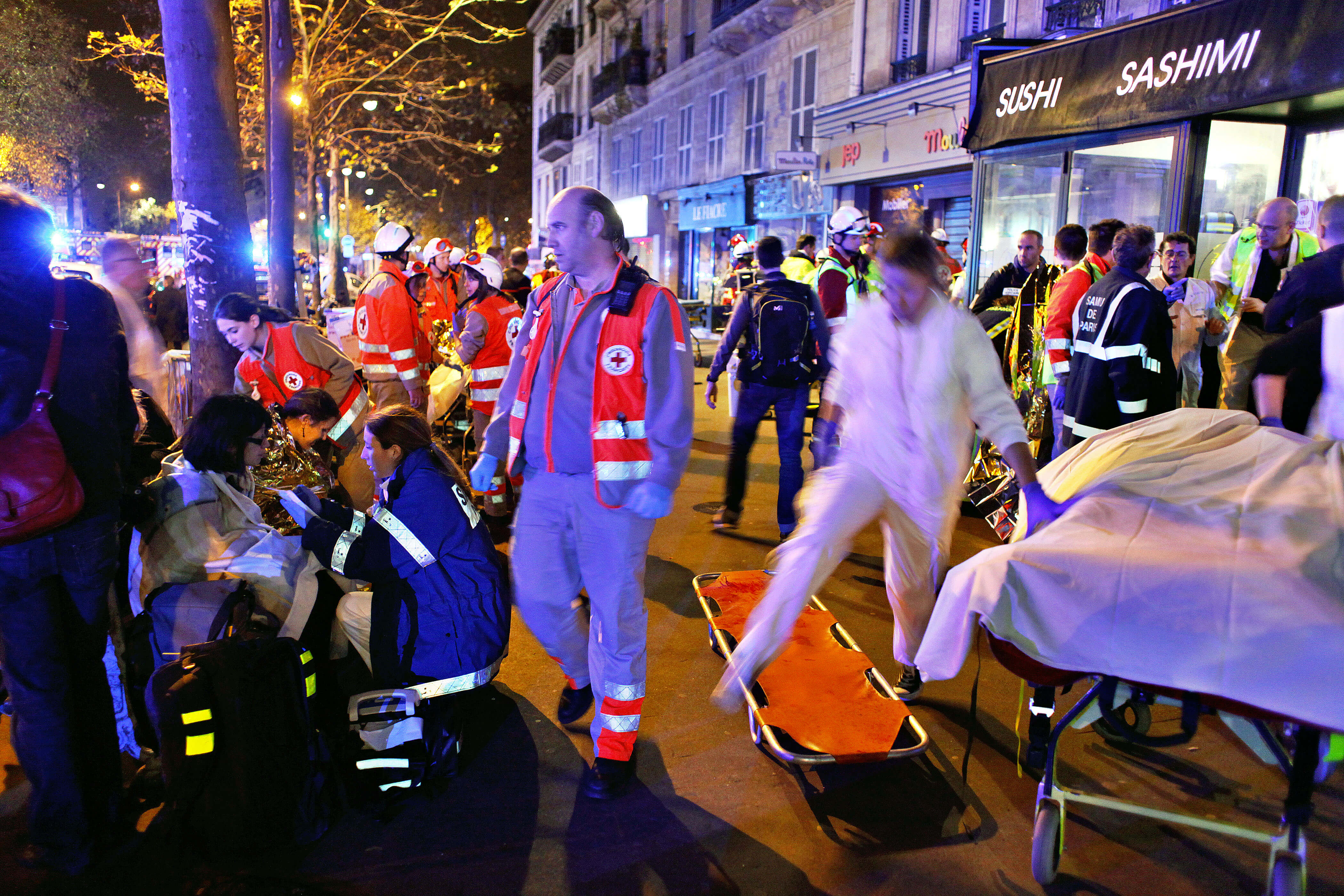 Människor får hjälp efter att ha blivit evakuerade från konserthuset Bataclan Människor får hjälp efter att ha blivit evakuerade från konserthuset Bataclan