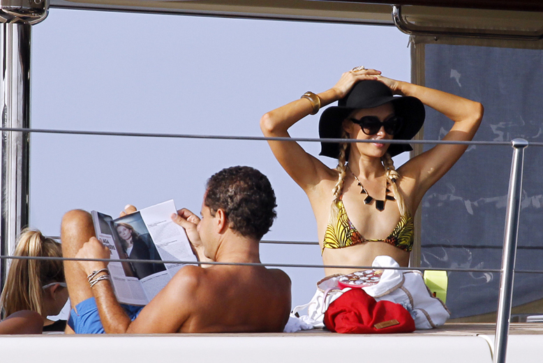 Paris Hilton njuter av solen på Ibiza.
