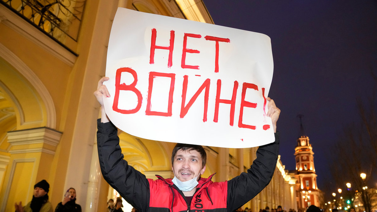 En man håller upp en skylt med texten 'Nej till kriget' i S:t Petersburg i mars.