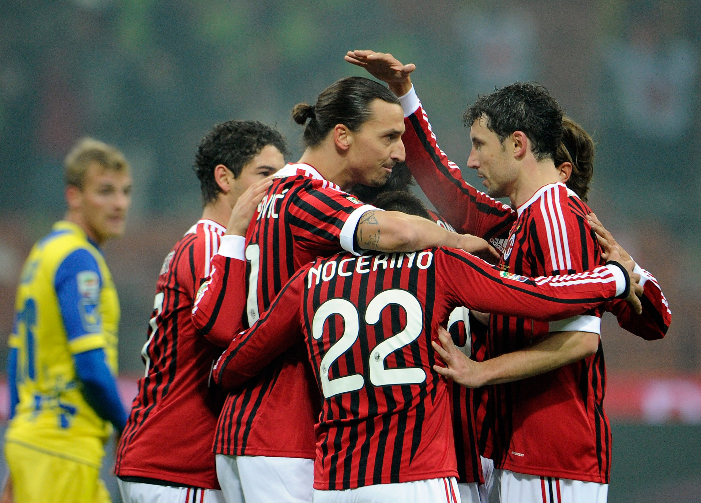 Den 27/11-2011 spelade Milan hemma mot Chievo. En match som slutade 4-0. Zlatan stod för två mål. I och med det gjode han sitt 100:de Serie A-mål.
