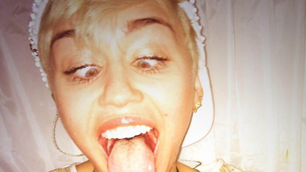 Miley stretchar tungan. 