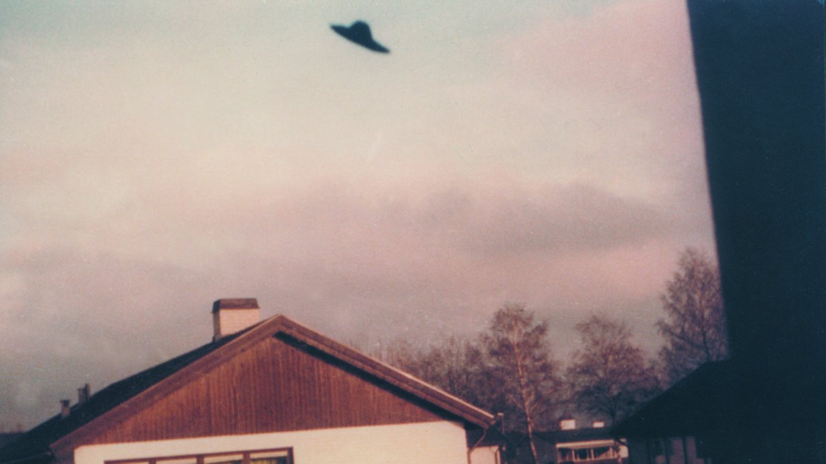 Värnamo, Sverige. Christer Sundströms bild av ett kolsvart föremål tagen den 21 mars 1974. Mycket omdiskuterad.